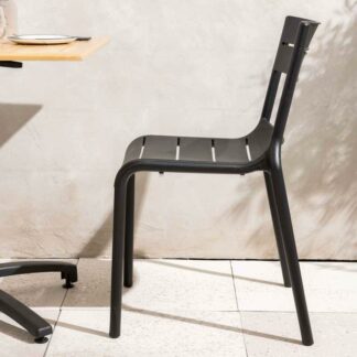 chaise-de-terrasse-en-plastique (1)