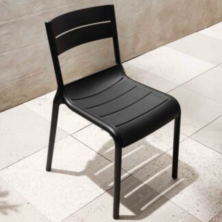chaise-de-terrasse-en-plastique