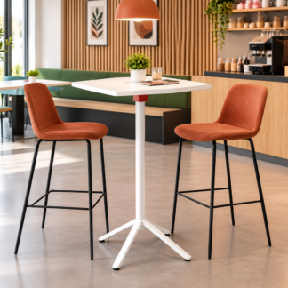 Café moderne avec table blanche et plantes